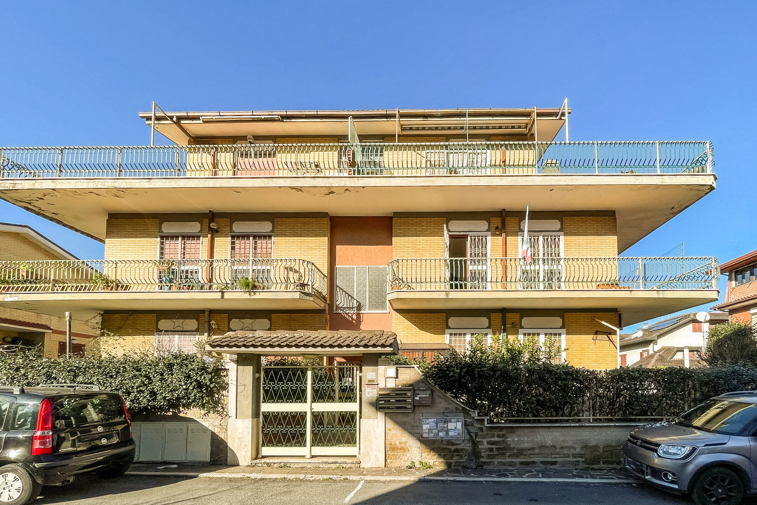 Tuscolana, traversa di via Gasperina trilocale con terrazza e balcone