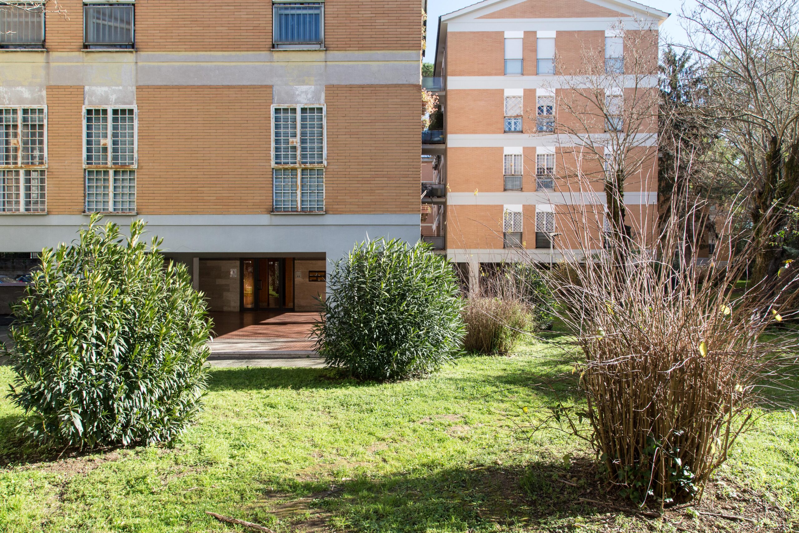 Eur/Dalmata – appartamento ampia metratura con 3 balconi, posto auto e cantina